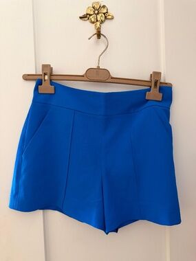 Alice olivia Short